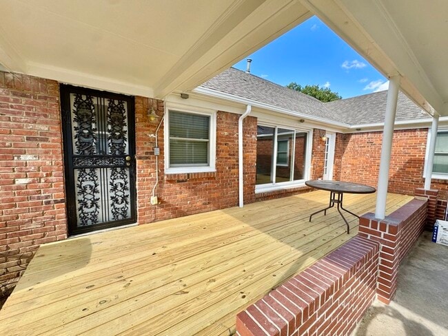 Building Photo - 4799 Welchshire Ave