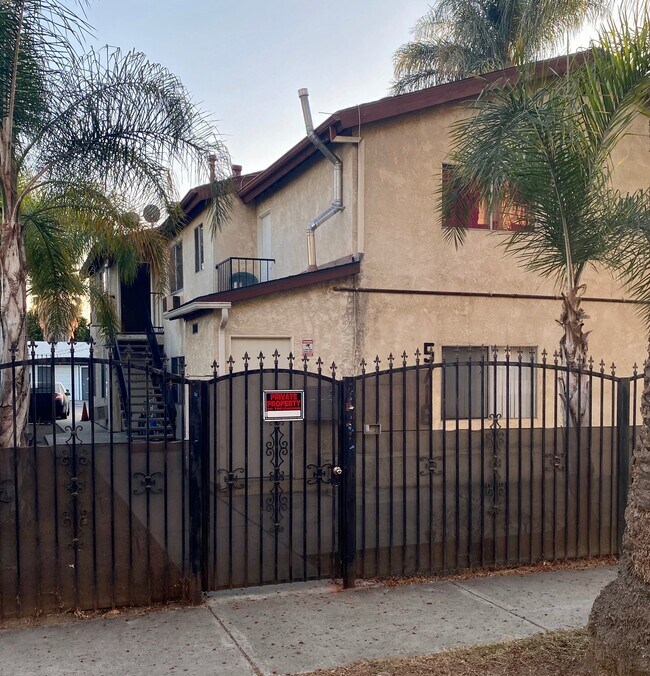 Foto del edificio - 5716 Waring Ave