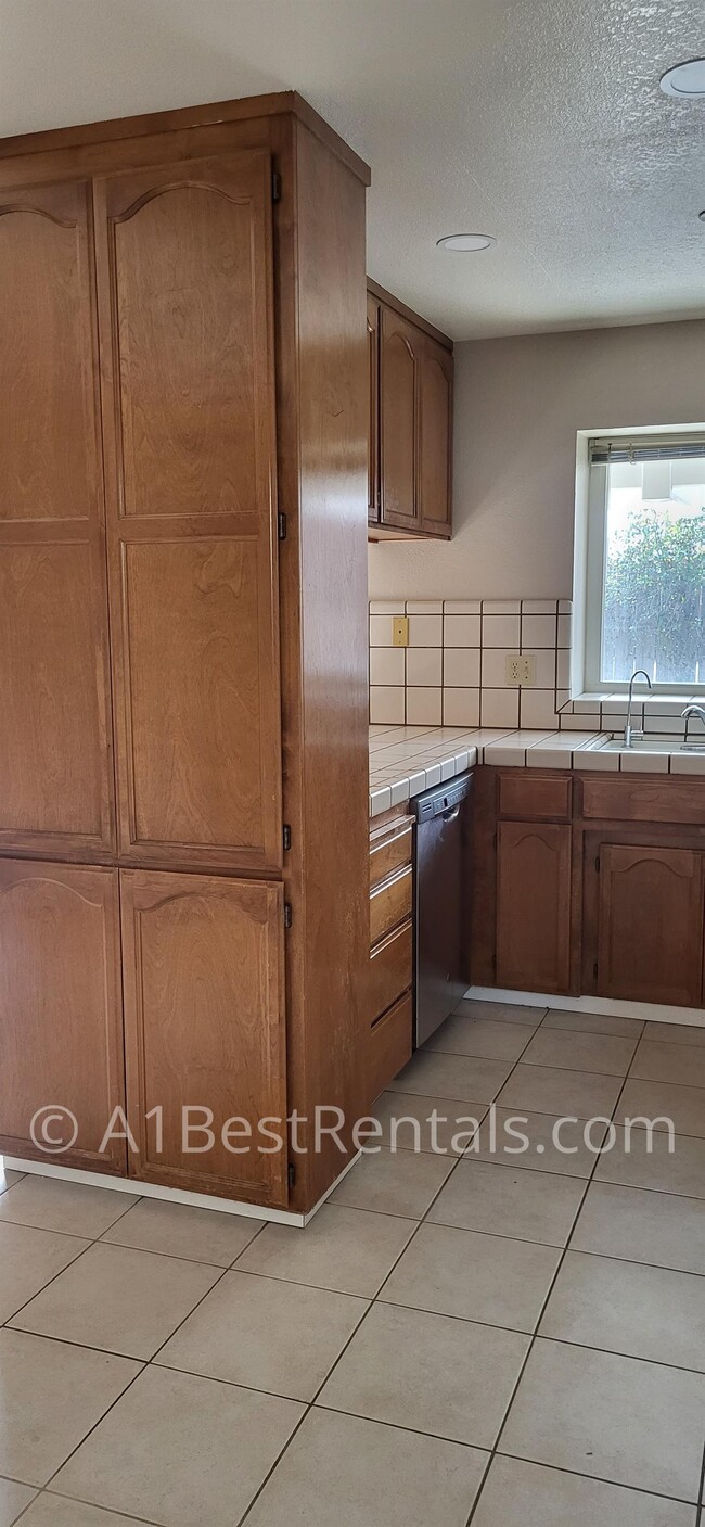 Building Photo - 2824 Finlandia Ave