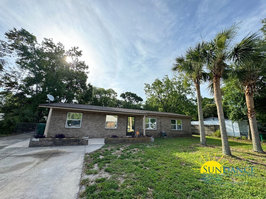 Primary Photo - Charming 4-Bedroom Home in Fantastic Neigh...