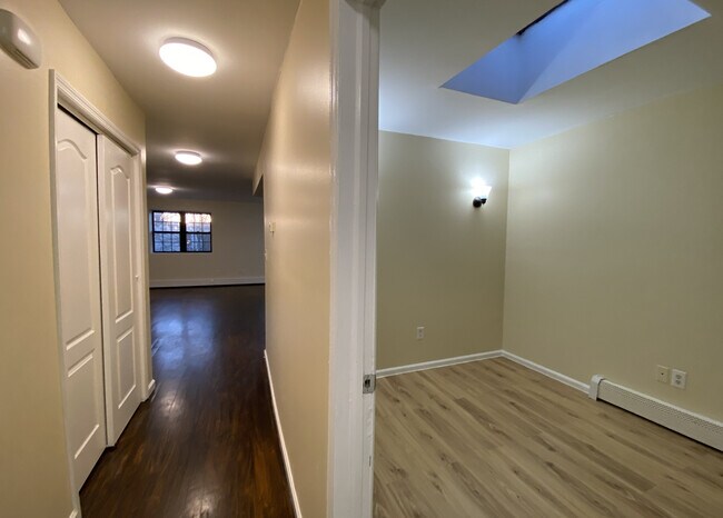 Building Photo - 122 Milford St