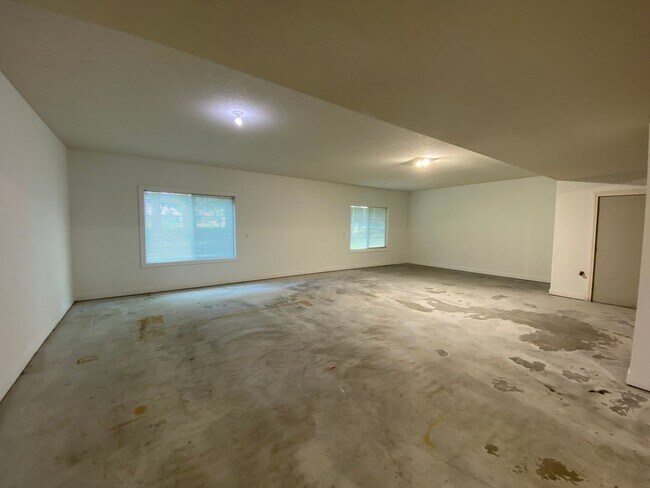 Foto del edificio - Beautiful single family home With 6 Car Attached Garage!