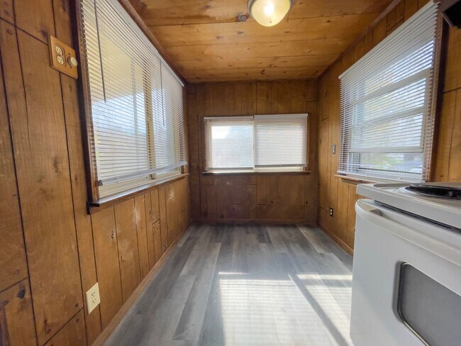 Building Photo - Cozy Home