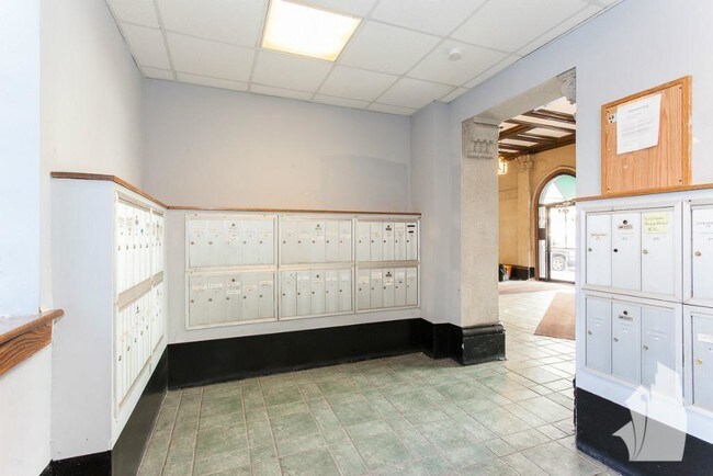 Building Photo - 1 bedroom in Chicago IL 60657