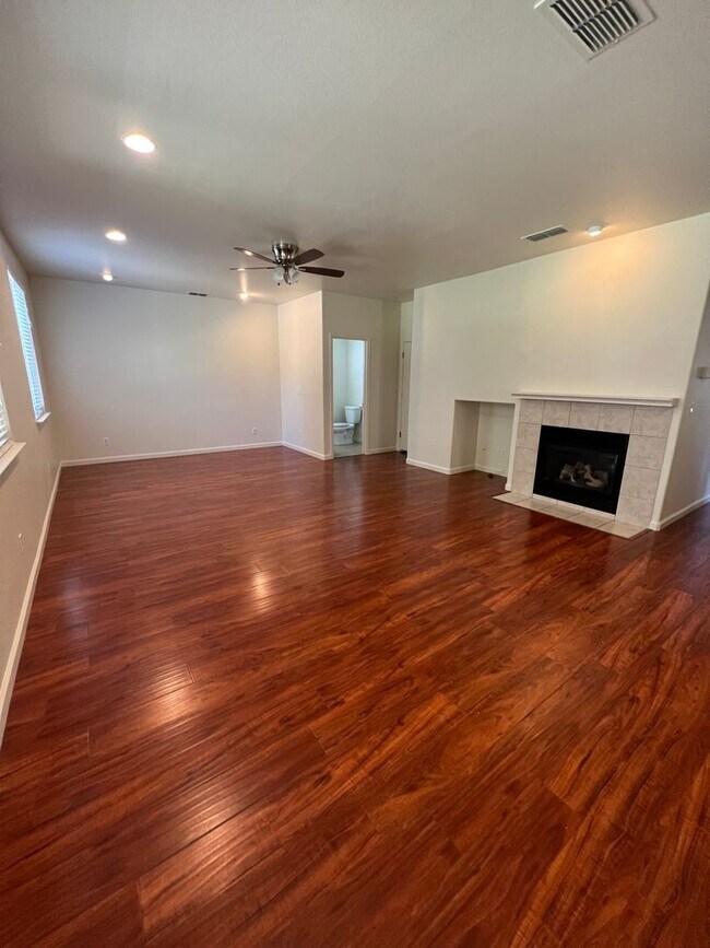 Foto del edificio - Spacious 4 bedroom 2.5 Bathroom Gold River...