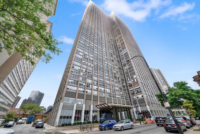 Foto del edificio - 655 W Irving Park Rd