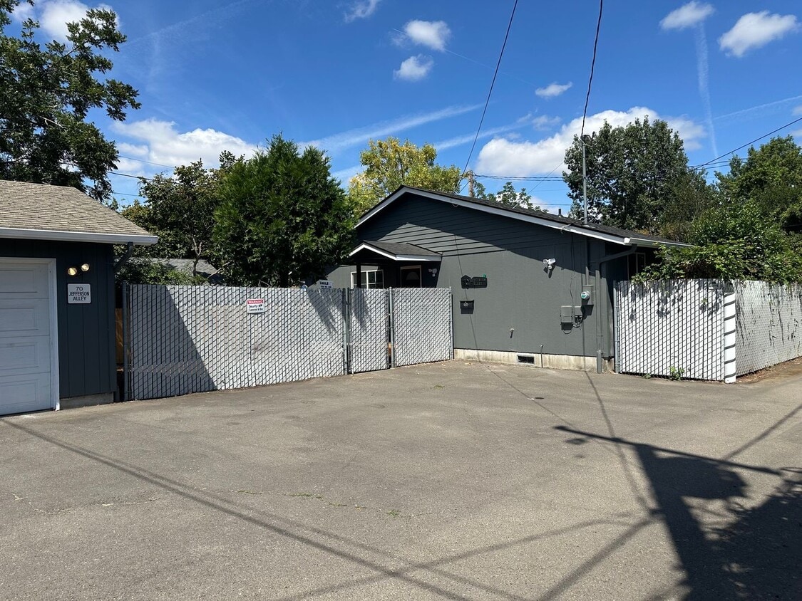 Primary Photo - Beautifully updated 3 bedroom, 1 bath hous...
