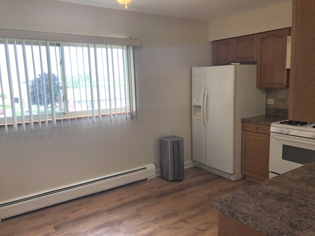 Building Photo - 680 Marilyn Ave