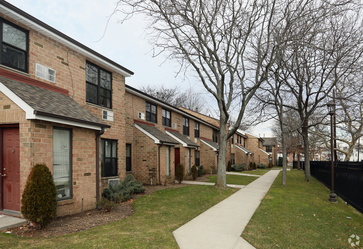 Primary Photo - Adams Court Apartments