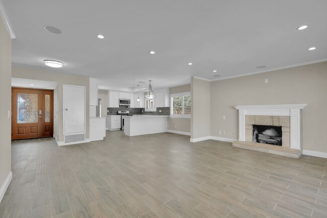 Building Photo - 20111 Lakemore Dr