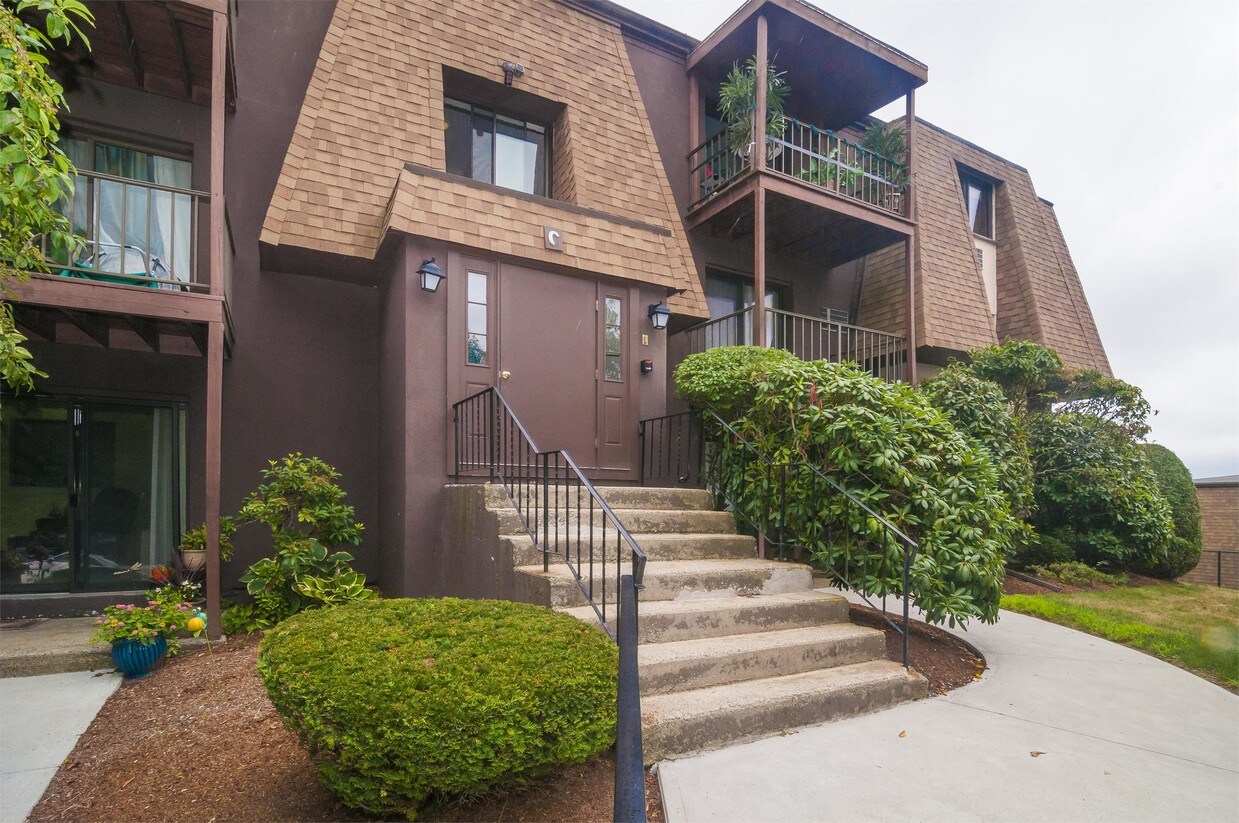 491 W Central St, Franklin, MA 02038 Townhome Rentals in Franklin MA