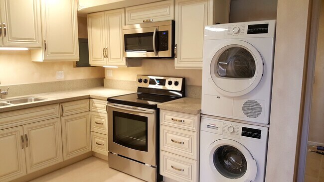 Building Photo - 1009 La Rueda Dr