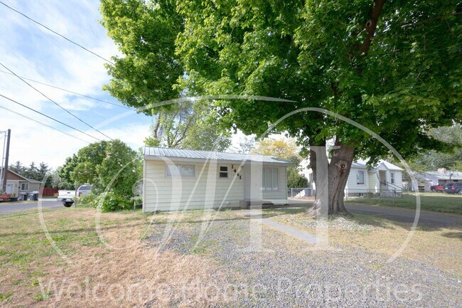 Building Photo - Cozy Clean and Quiet Home with Yard & Offi...
