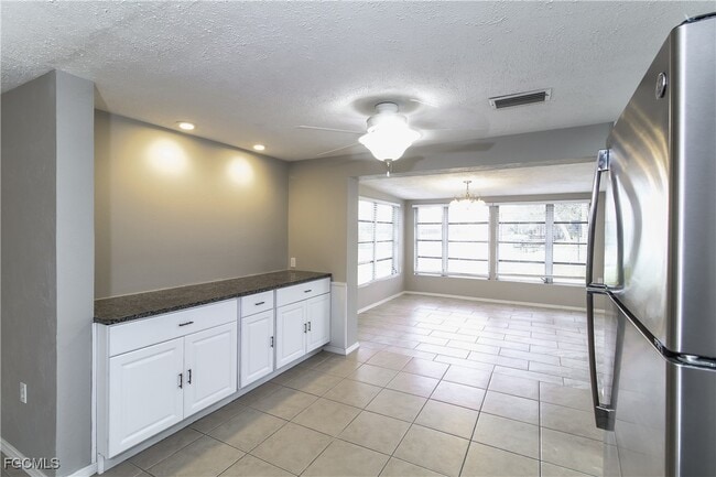 Building Photo - 4215 Tarpon Rd