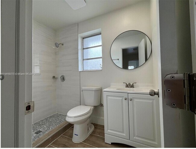 Building Photo - 111 SW 31st Ct