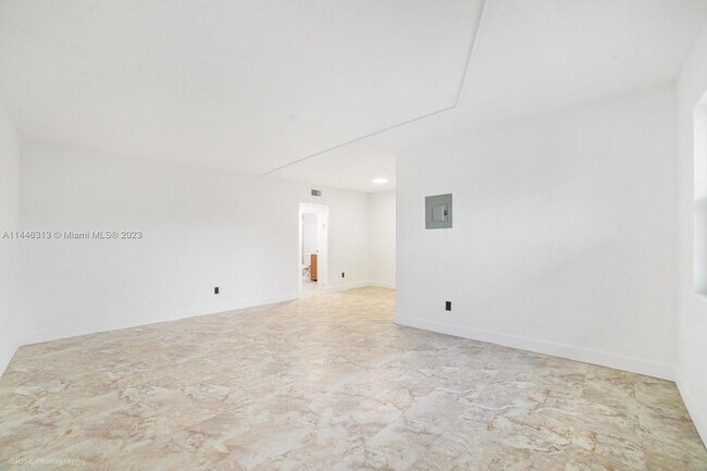 Foto del edificio - 1530 NE 136th St