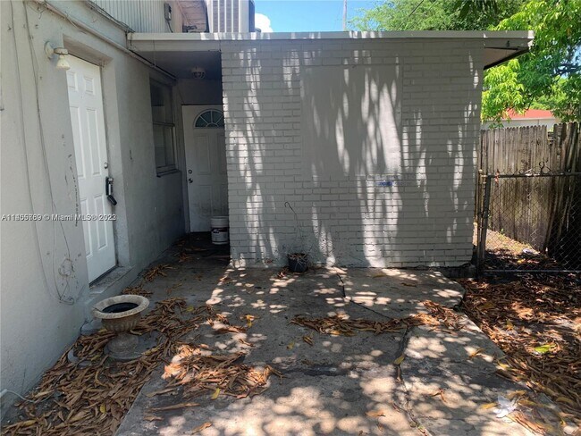 Building Photo - 900 NW 17th Ave