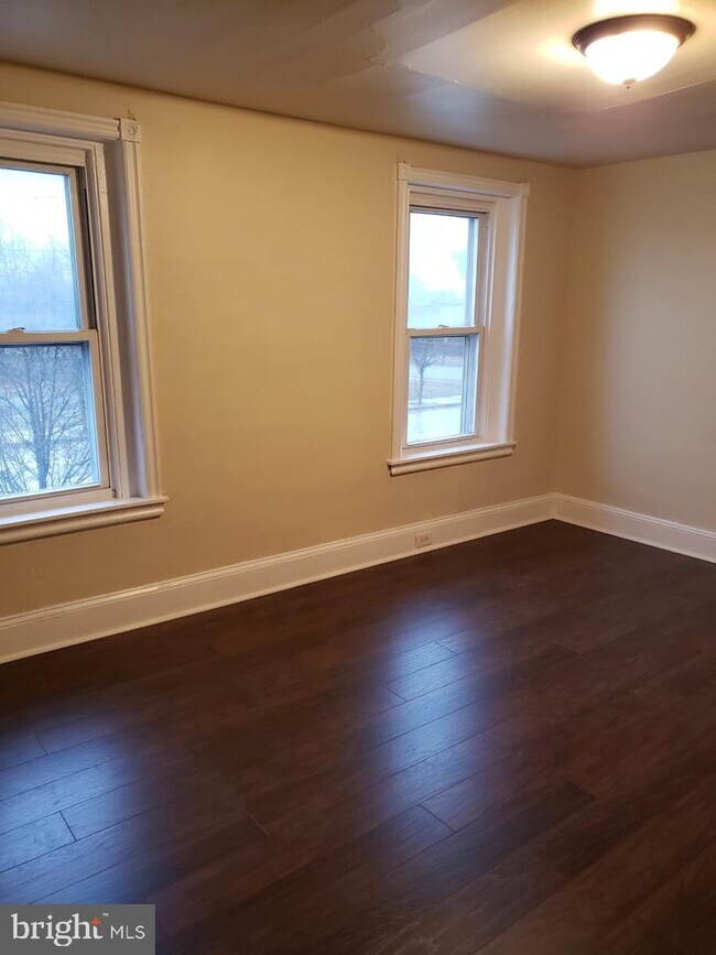 Building Photo - 3026 W 2nd St