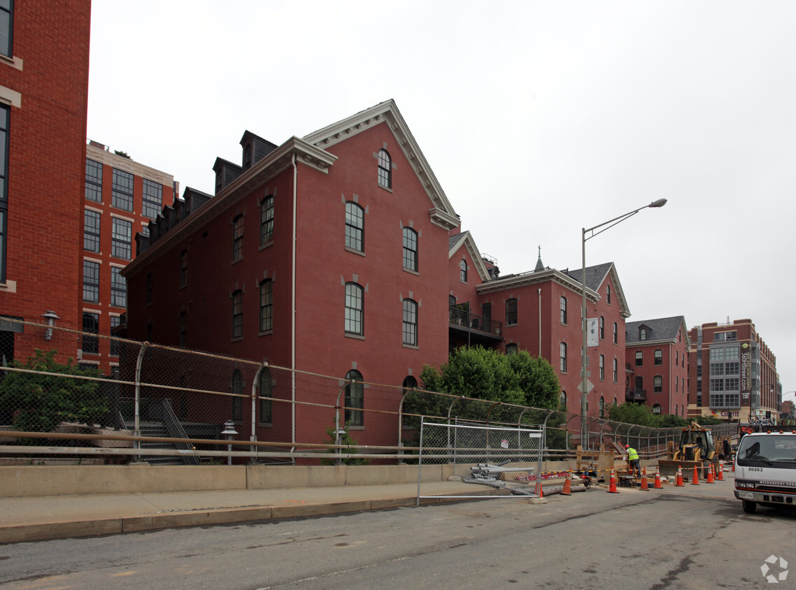 Primary Photo - Landmark Lofts