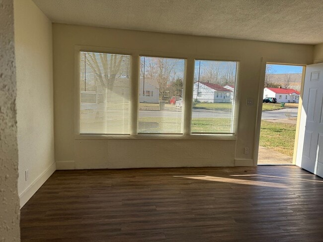 Building Photo - NEWLY REMODELED!
