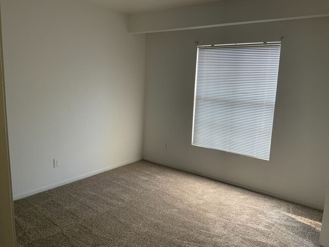 Building Photo - Lovely 3 bedroom town home with attached garage