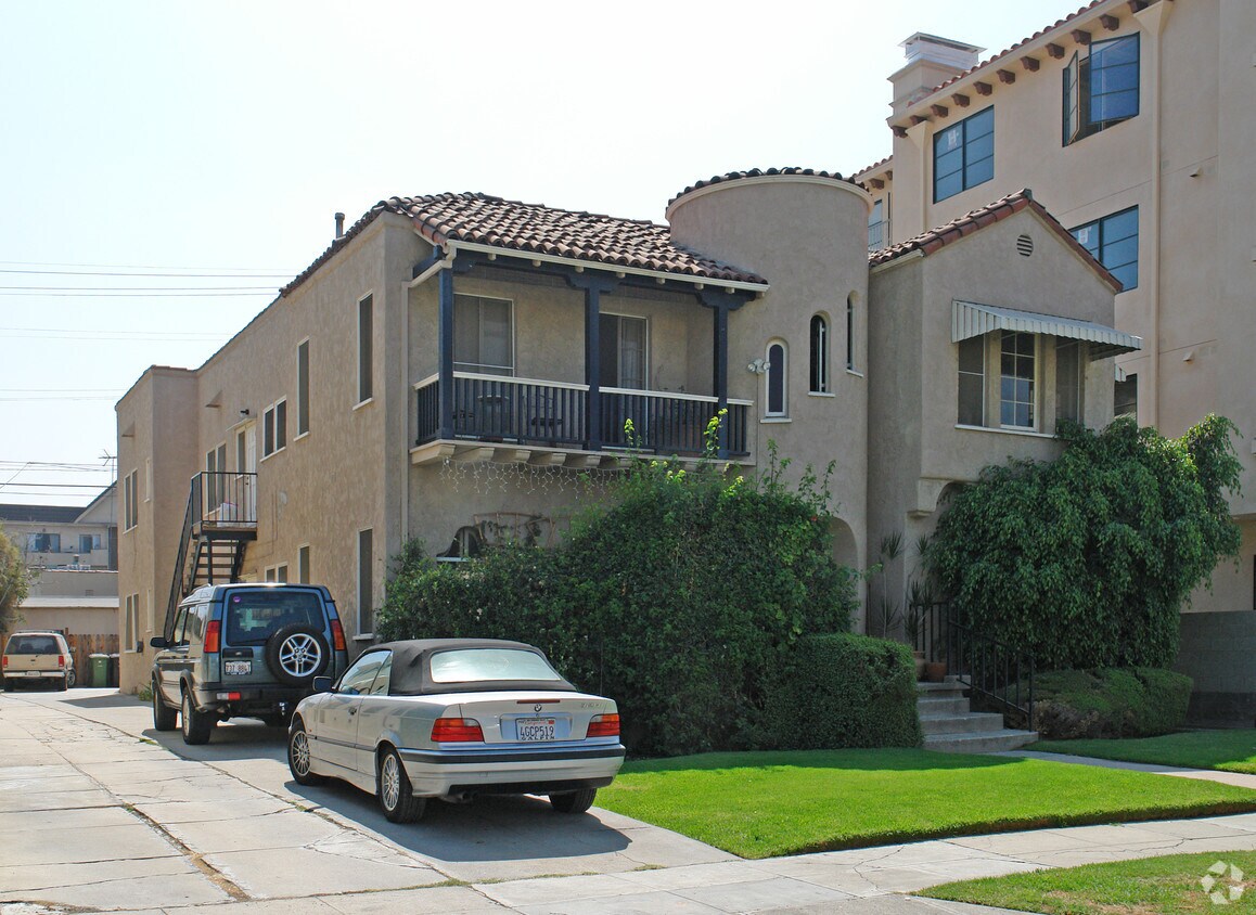 Primary Photo - 724-726 N Croft Ave