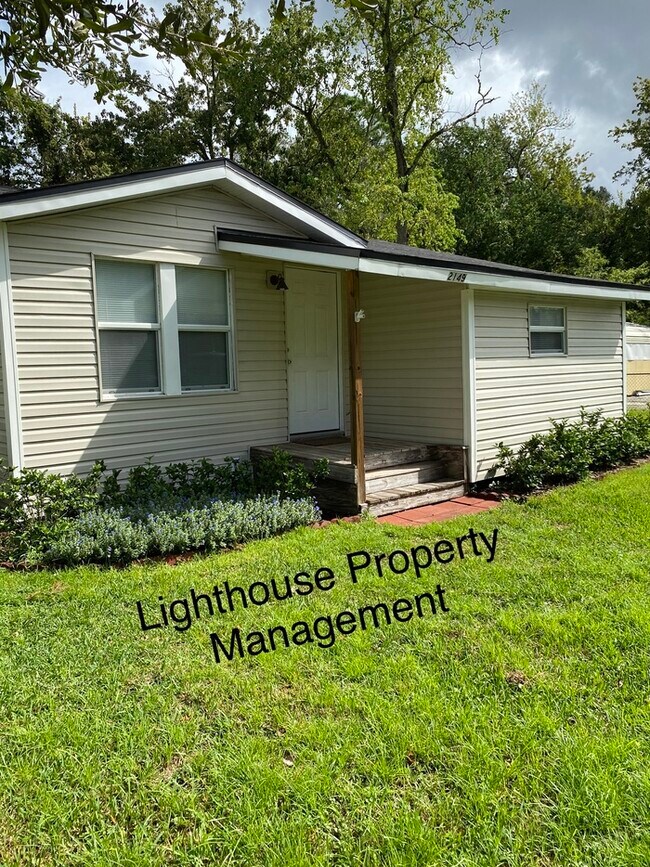 Building Photo - 1941 Lakewood Cir S