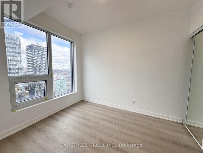 Photo du bâtiment - 100 Queen St E