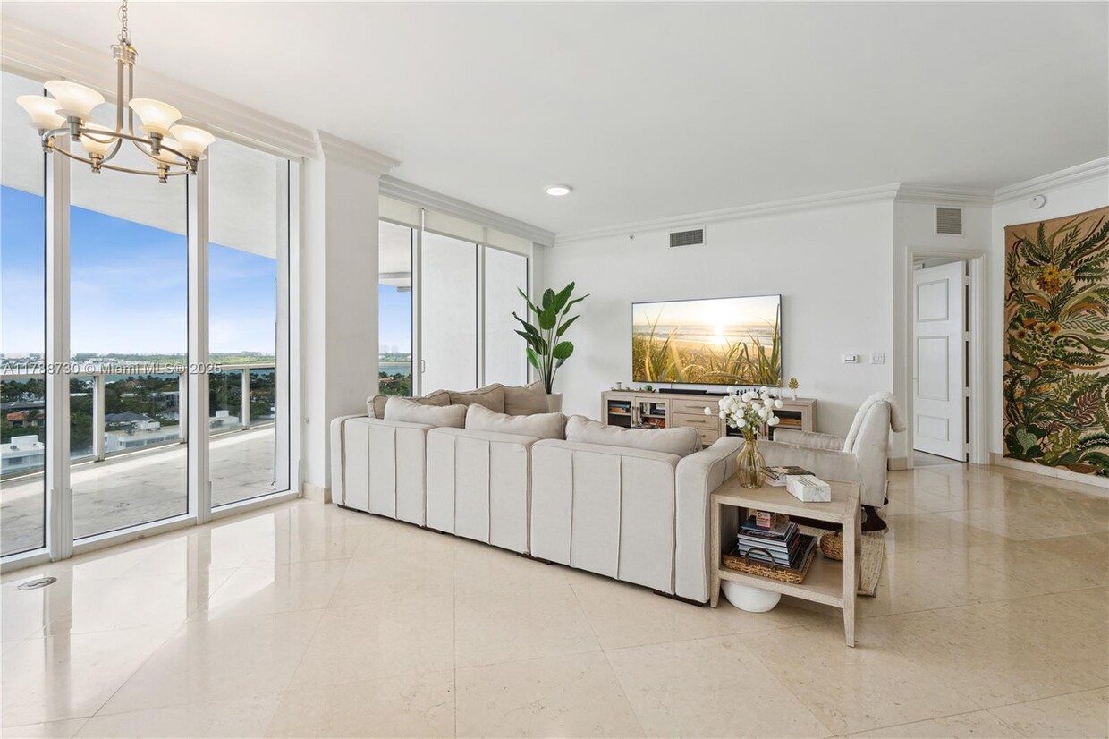 Primary Photo - 10225 Collins Ave