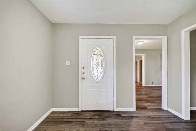 Building Photo - 4909 Holloway Dr