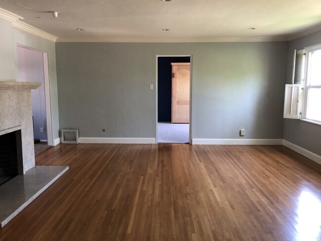 Living room, looking into a bedroom - 21 N Florence Walk