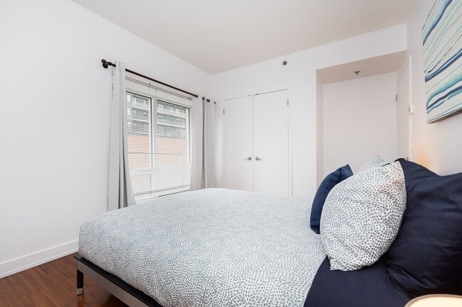 Building Photo - 244 Rue De la Gauchetière O