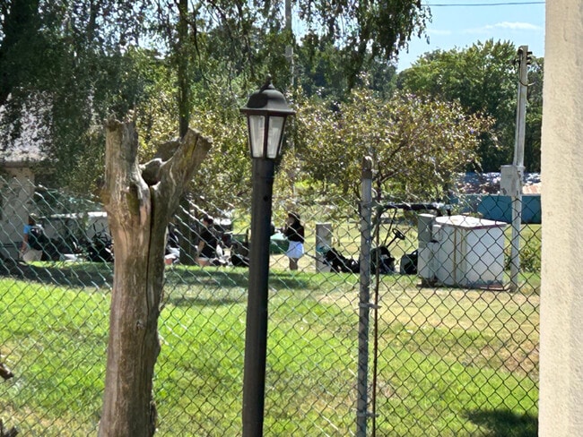 Building Photo - 537 Vicksburg Dr