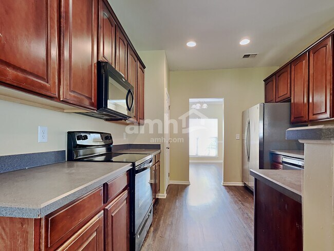 Foto del edificio - 503 Sparkleberry Ln