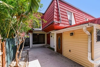 Building Photo - 10907 Meadow Lark Cove Dr