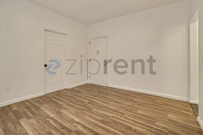 Building Photo - Unit 2R