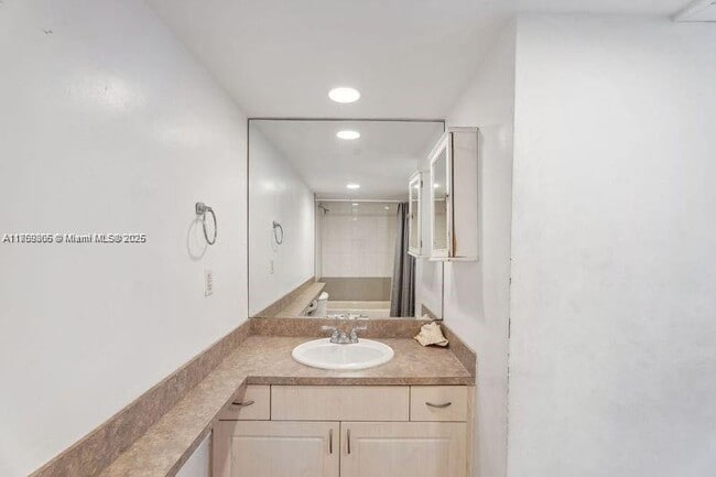 Foto del edificio - 5600 Collins Ave