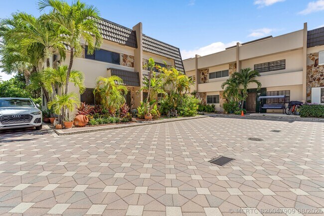 Building Photo - 8956 Collins Ave