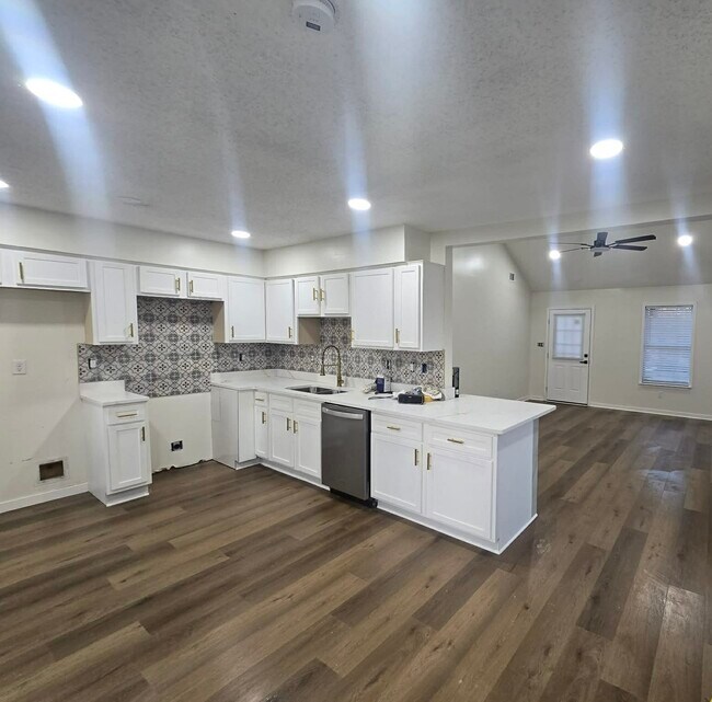 Foto del edificio - 7259 Northbrook Dr