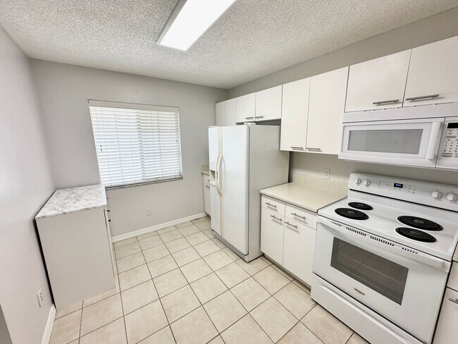 Foto del edificio - ** VILLAGES AT EMERALD LAKES ** 2 BED / 2 ...