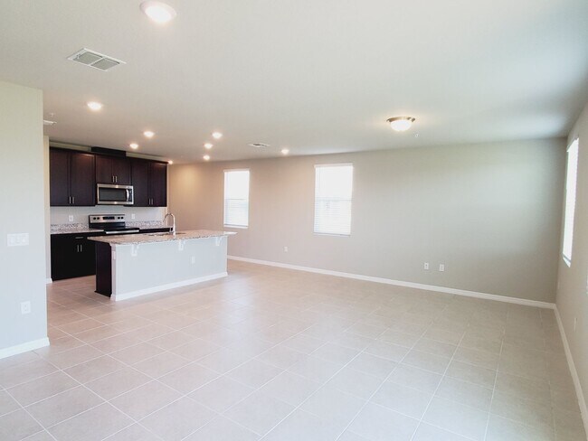 Building Photo - Beautiful 3BR/2.5BA Townhouse in Greens at...