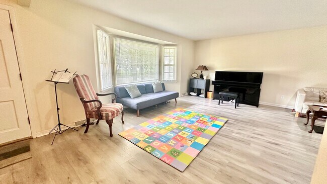 Building Photo - Fully Updated Colonial in Waukesha!