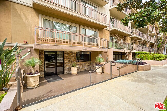 Building Photo - 141 S Clark Dr