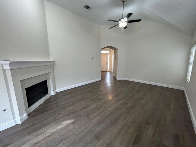 Foto del edificio - Charming 3-Bedroom Plano Retreat with Cozy Fireplace & Gleaming Hardwood Floors!