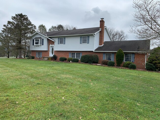 Building Photo - 2 bedroom apartment with all utilities inc...
