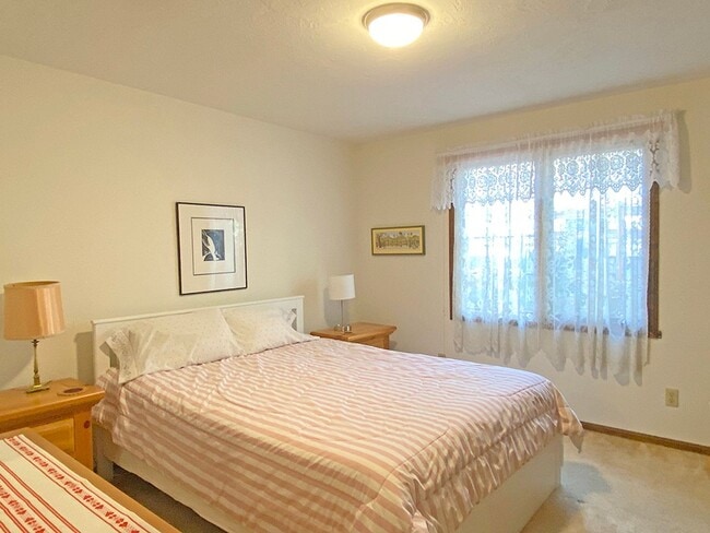 Building Photo - Fully Furnished Single Level Home in NW Co...