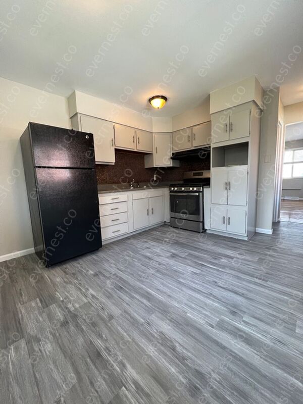 Foto del edificio - 3956 Sims Ave