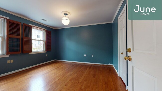 Foto del edificio - Queen room in 7-bed/4.0-bath Home