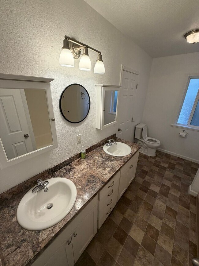 Foto del edificio - Beautiful 2 Bedroom on a Large Corner Lot!