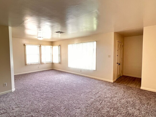 Foto del edificio - Central Bakersfield Home